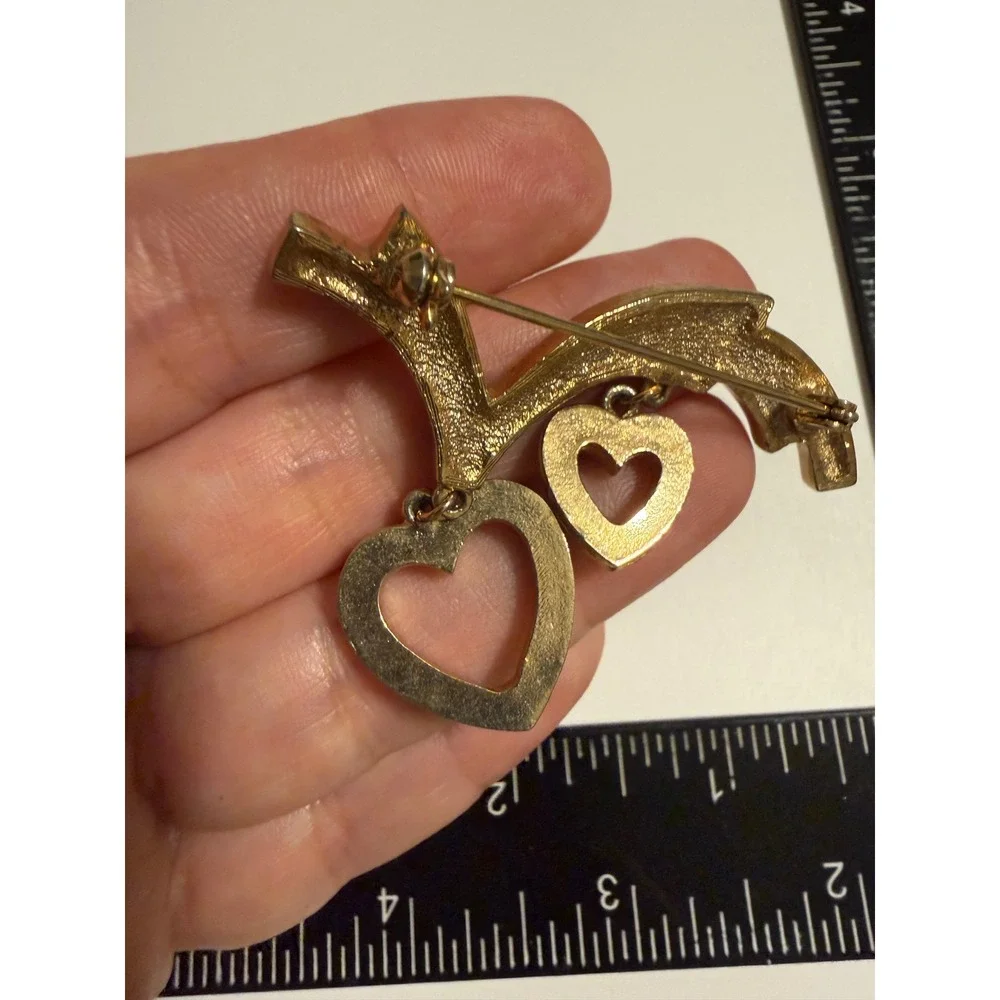 Vintage Gold Tone Faux Pearl Heart Dangle Brooch Pin Romantic Curved‎ Bar Design